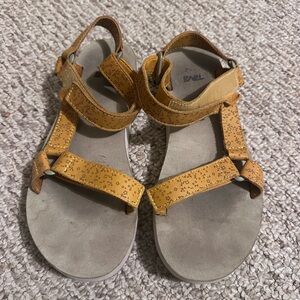 Teva Midform Universal Sandal - Yellow (Women Size 8)